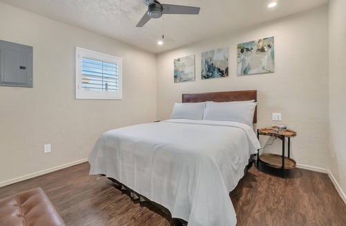 Lawton Apartment | Oak's Beautiful Contemporary Suite #15