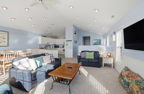 Emerald Isle Condo | Oceanview Emerald Isle Retreat Near the Beach
