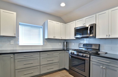 Little Italy House | Omaha Gem Near Zoo, Walk DT, WiFi, Smart TVs, Fenced Yard