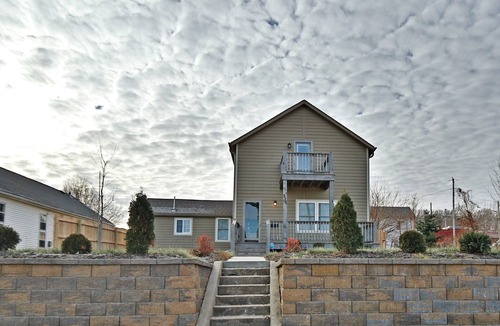 Little Italy House | Omaha Gem Near Zoo, Walk DT, WiFi, Smart TVs, Fenced Yard