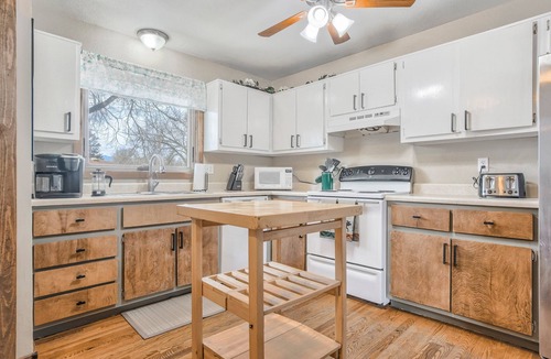 Central Colorado Springs Cottage | One Level Home Near Downtown Hot Tub