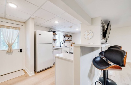 Minnetonka Apartment | Openings! Modern Minnetonka Retreat Near Lake Minnetonka | Peaceful & Brand New