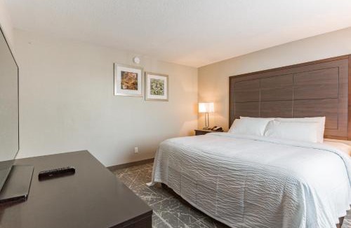 Waldron Hotel | Orangewood Inn & Suites Kansas City Airport