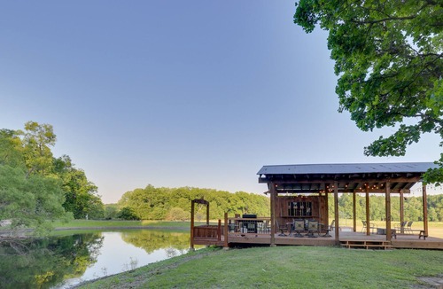 Bucyrus House | Overland Park Retreat w/ Pond & Large Backyard!