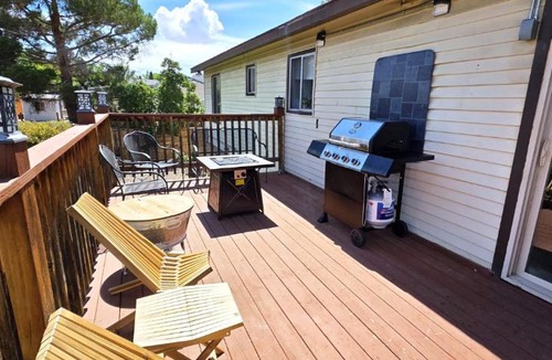 Page House | Paddleboards, Grill, Fire Pit, Air Hockey, WD, Brkfst, Sleeps 14