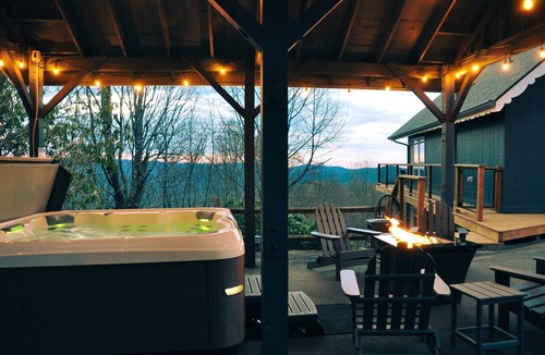 Seven Devils Cabin | PanoView Spa PoolTable Fireplace 2Kings Pickleball Arcade Fire Table Central
