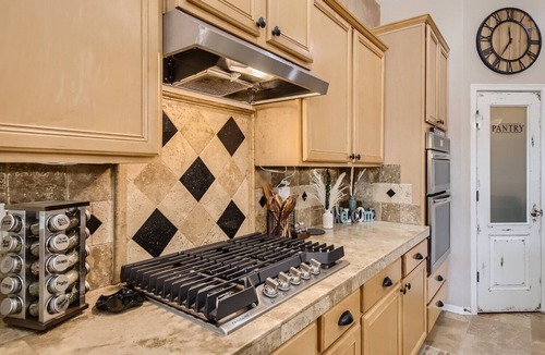 Adobe Hills House | Paradise Palms! Spacious 6-bedroom house with 3 en-suites.