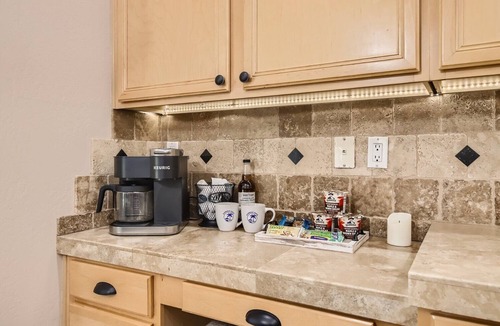 Adobe Hills House | Paradise Palms! Spacious 6-bedroom house with 3 en-suites.