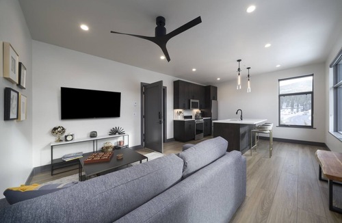 Breckenridge Condo | Park Ave Flat 14 | Luxury Condo & Minutes to Everything!