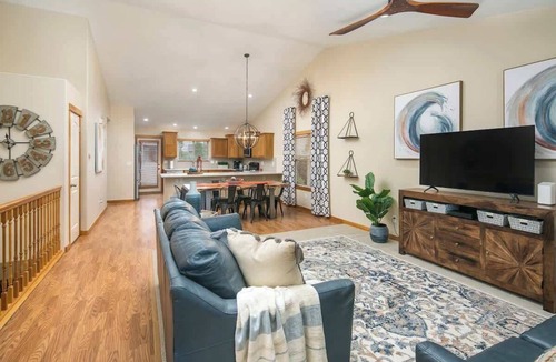 Windsor House | Parkview Retreat · Cozy Quiet Family Retreat - 4 Bed & 3 Full Bath