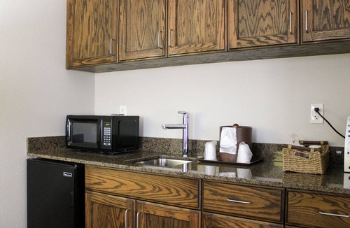 Manhattan Hotel | Parkwood Inn & Suites