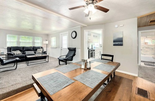 South Kansas City House | Peaceful 2BR retreat on nearly ½ acre with private deck, fire pit, and greenbelt views. Fast Google Fiber, dedicated workspace, full kitchen, and laundry. Ideal for 30+ day stays, remote work, or traveling professionals.