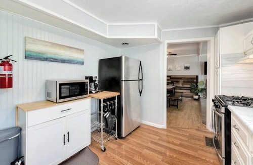 South Kansas City House | Peaceful 2BR retreat on nearly ½ acre with private deck, fire pit, and greenbelt views. Fast Google Fiber, dedicated workspace, full kitchen, and laundry. Ideal for 30+ day stays, remote work, or traveling professionals.