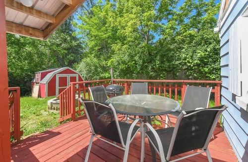 South Kansas City House | Peaceful 2BR retreat on nearly ½ acre with private deck, fire pit, and greenbelt views. Fast Google Fiber, dedicated workspace, full kitchen, and laundry. Ideal for 30+ day stays, remote work, or traveling professionals.