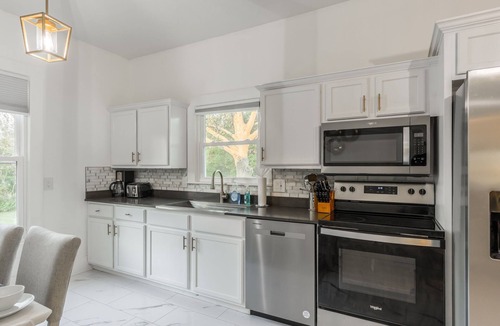 Waldron House | Peaceful 3-bedroom farmhouse with AC in Kansas City