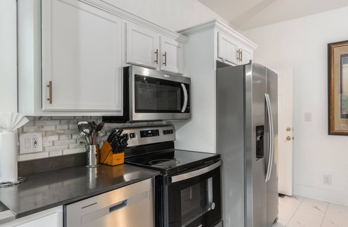 Waldron House | Peaceful 3-bedroom farmhouse with AC in Kansas City