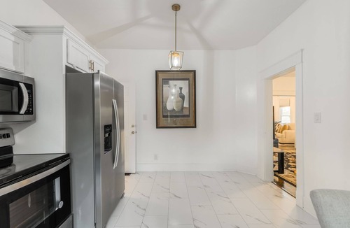 Waldron House | Peaceful 3-bedroom farmhouse with AC in Kansas City
