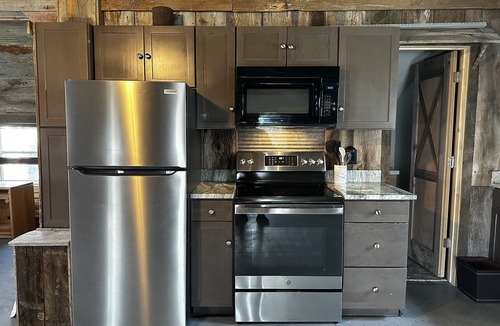 South Kansas City Bed & Breakfast | Peaceful bunkhouse getaway on quiet farm in KCMO