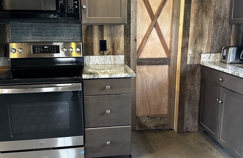South Kansas City Bed & Breakfast | Peaceful bunkhouse getaway on quiet farm in KCMO