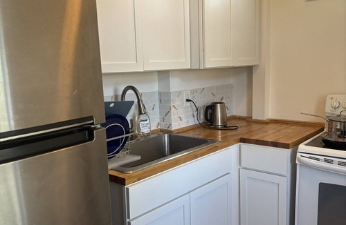Kansas City Cottage | Peaceful Minimalism. WALK to TROLLY, Whole Foods. UMKC, Rockhurst U