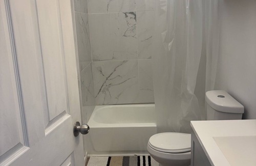 Kansas City Cottage | Peaceful Minimalism. WALK to TROLLY, Whole Foods. UMKC, Rockhurst U