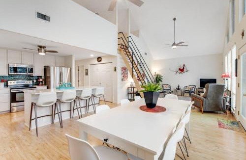 Oatmeal House | Peaceful, Modern Home Close to Lago Vista with Large Deck & Balcony