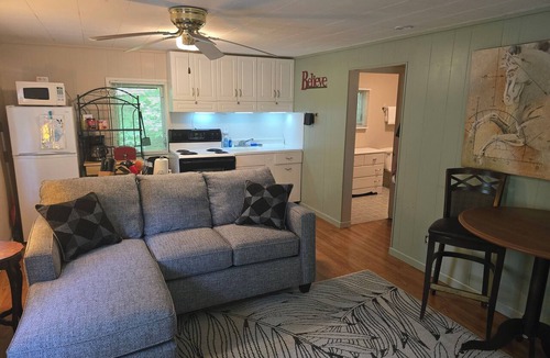 Franklin Cabin | Peaceful Romantic Getaway - Sleeps 2 - Lavender Cabin