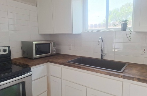 Independence Apartment | Peaceful studio 5.6 miles, 10 minute drive from FIFA World Cup stadium