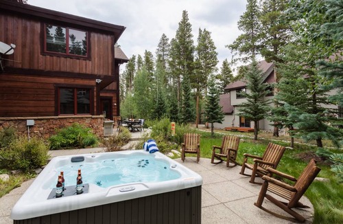 Christie Heights House | Peak 8 by AvantStay Spacious Modern Cabin w/ Hot Tub & Views