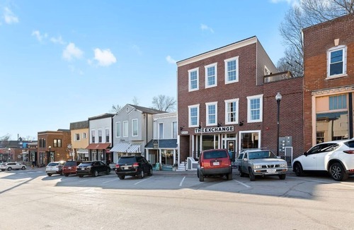 Parkville Apartment | Penthouse on Main KingBed+Shops&Eats|WiFi