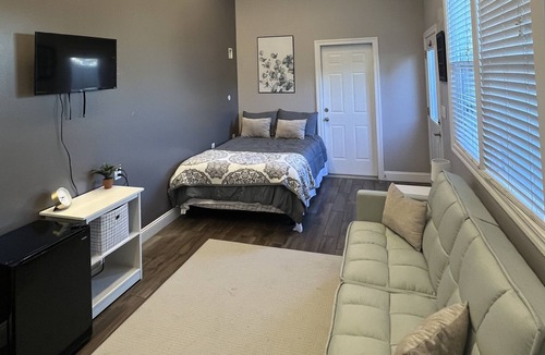 Salina Apartment | Perfect Pit Stop - No Shower-