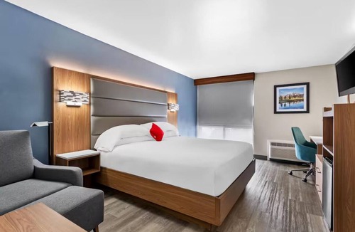 Cheyenne Hotel | Perfect Room for Leisure or Business Near Wyoming State Capitol - Free Shuttle!