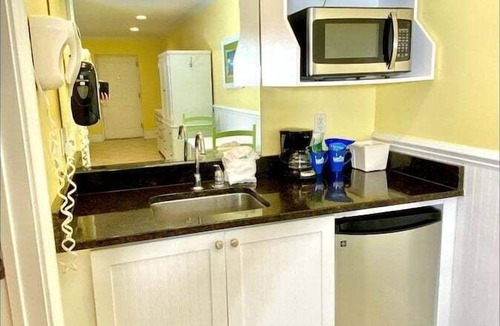 Atlantic Beach Hotel | Pet-friendly, 3 Blocks to Beach, Pool, #101