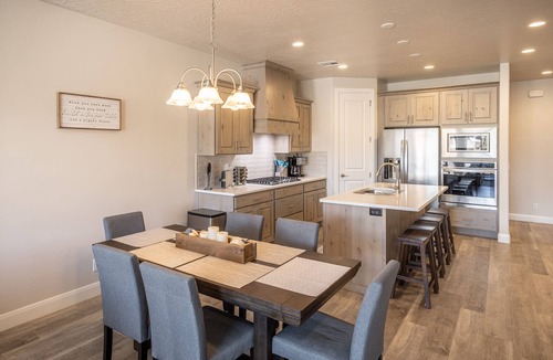 St. George Villa | Pet-Friendly 4BR + Loft - Sleeps 16 w/En Suites