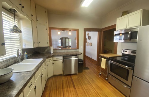 Hutchinson House | Pet-friendly Home 4 Friends