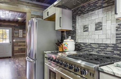 Island Park Cabin | Pet Friendly Home! Bear Den Bundle-12Br-10Ba-Sleeps 42-BBQ-FirePit-Hot tub-20m 2 YNP-Mountainviews