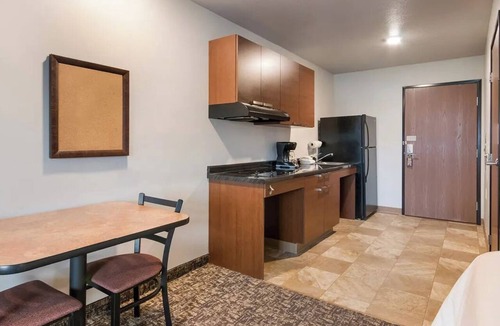 Overland Park Hotel | Pet-Friendly Hotel with Kitchens Near Overland Park Arboretum Trails
