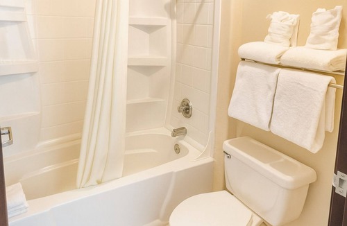 St. Michaels Hotel | Pet-Friendly King Room near Navajo Arts & Crafts Market 3.5mi | Free Breakfast