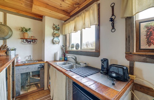 Powell Apartment | Pet-Friendly Purdy Home w/Horse Stables & Trails!