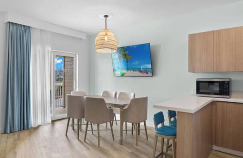 I-435 West KC-KS Hotel | Pet-Friendly Room with Balcony and Tropical Vibes – Perfect for Relaxation