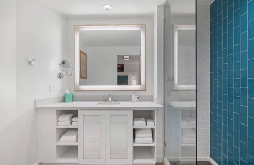 I-435 West KC-KS Hotel | Pet-Friendly Room with Balcony and Tropical Vibes – Perfect for Relaxation