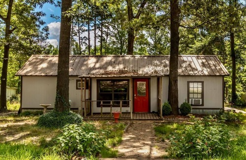 Ore City Apartment | Pet-friendly studio cabin w/shared pool, firepit, lake access