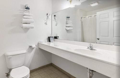 Renault Bed & Breakfast | Petite Single Queen Room in the Heart of Red Bud!