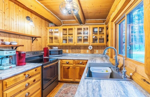 Custer Cabin | Pine Cabin- Log cabin close to Custer