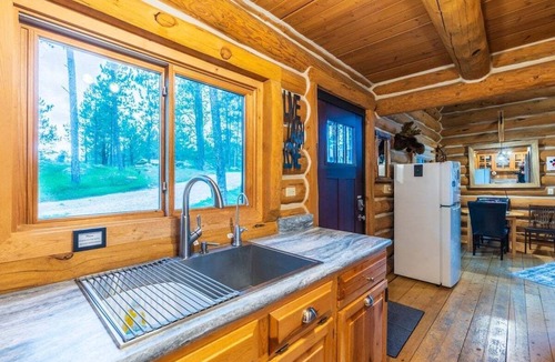 Custer Cabin | Pine Cabin- Log cabin close to Custer