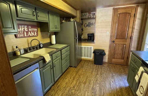 Westphalia Cabin | Pine Oaks Cabin includes Guest Pole Barn. Modern comfort meets county living.