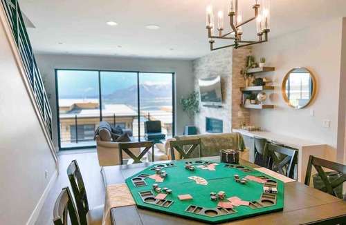 Hideout House | Postcard Views w/Luxury Touches & Hot Tub