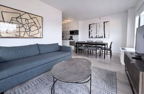 Hunters Point Apartment | Practical 2 Bedroom Unit w/Kitchen Near Manhattan – Midtown Just 1 Stop