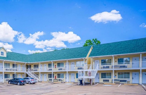 Eureka Springs Apartment | Premium King Room with Jetted Tub