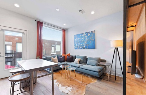 East Cesar Chavez Apartment | Prime East Downtown Studio w/pool, gym, laundry